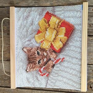 Diamond Art Kitten With Present AND Magnetic Wooden Holder